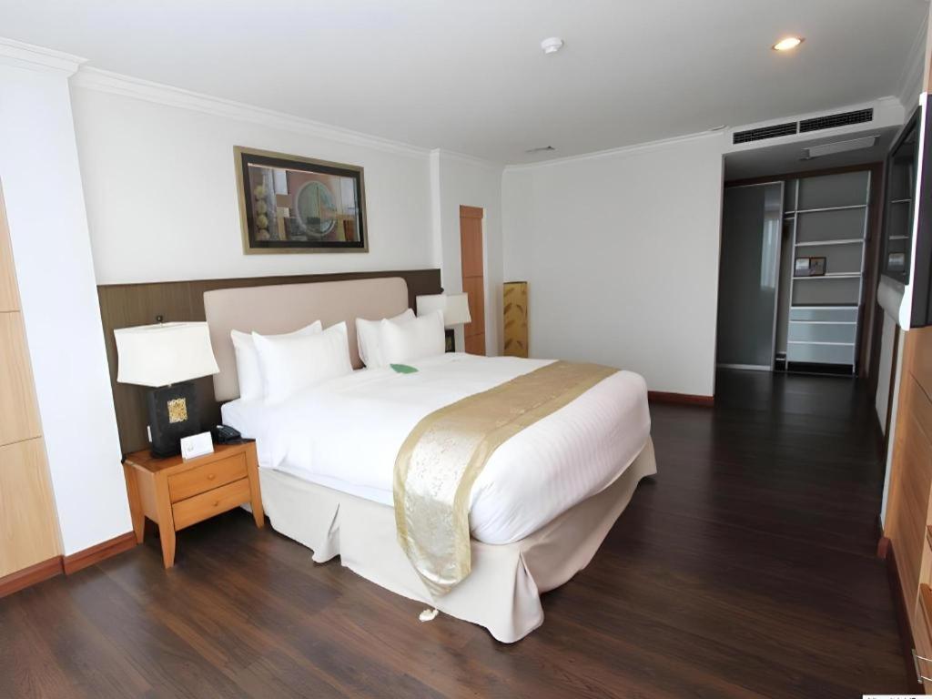 Plaza Sutera Biru Hotel Kuala Belait Esterno foto