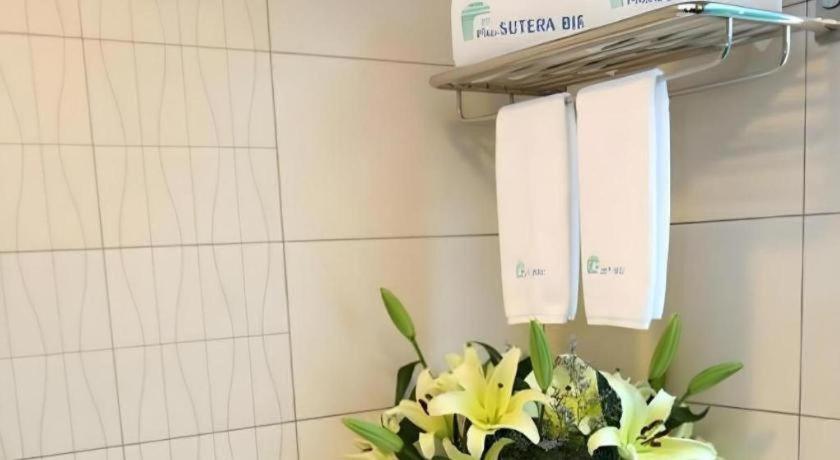 Plaza Sutera Biru Hotel Kuala Belait Esterno foto