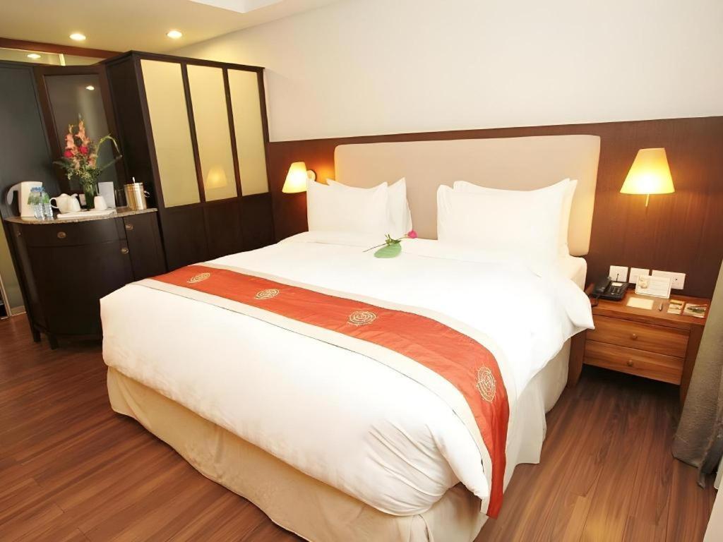 Plaza Sutera Biru Hotel Kuala Belait Esterno foto